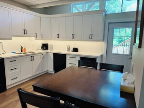 Kühlschrank, Ofen, Herdplatte, Wasserkocher mit Kaffee-/Teezubehör