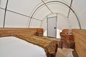 1 bedroom, bed sheets