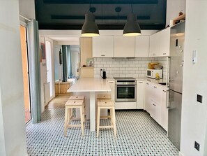 Een magnetron, een oven, een kookplaat, een vaatwasser