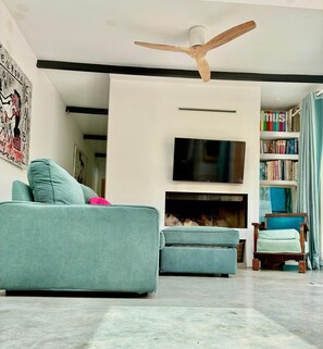 Een smart-tv en een open haard