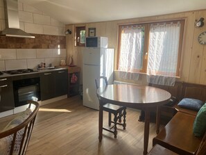 Fridge, microwave, oven, stovetop - The Kingfisher (Autrey)