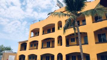 Vista frontal de la propiedad