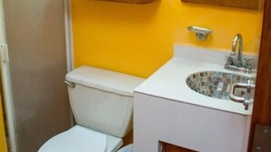Separate bathtub and shower, towels, soap, toilet paper - hotel cuamatzi (Zihuatanejo)