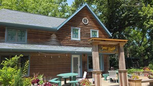 Un bâtiment rustique en bois, sur lequel on peut lire l’inscription : « Sweet Haven ».