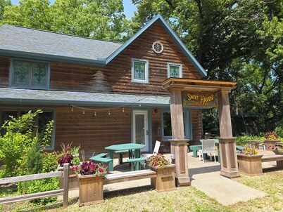 Sweet Haven 5 Bedroom, Wildflower Meadow, Woods, Trails, Charming Stockholm, WI