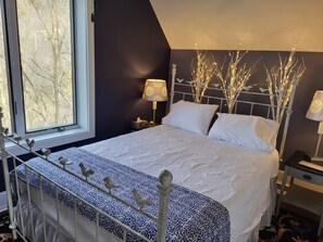 5 bedrooms, iron/ironing board, WiFi, bed sheets
