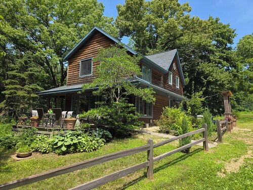 Sweet Haven 5 Bedroom, Wildflower Meadow, Woods, Trails, Charming Stockholm, WI