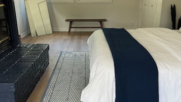 Tabla de planchar con plancha, wifi, ropa de cama