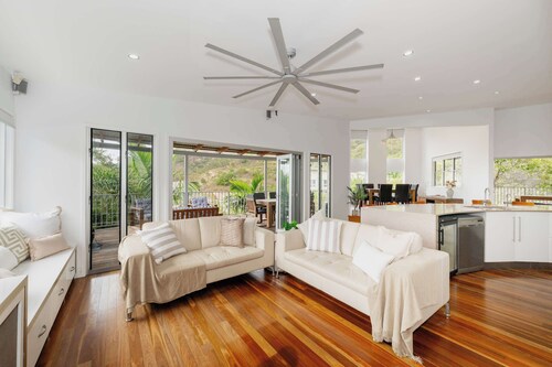 Townsville Castle Hill Retreat with Pool & Ocean Views