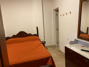 3 slaapkamers, een strijkplank/strijkijzer, wifi, beddengoed