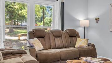 Una televisión, una oficina