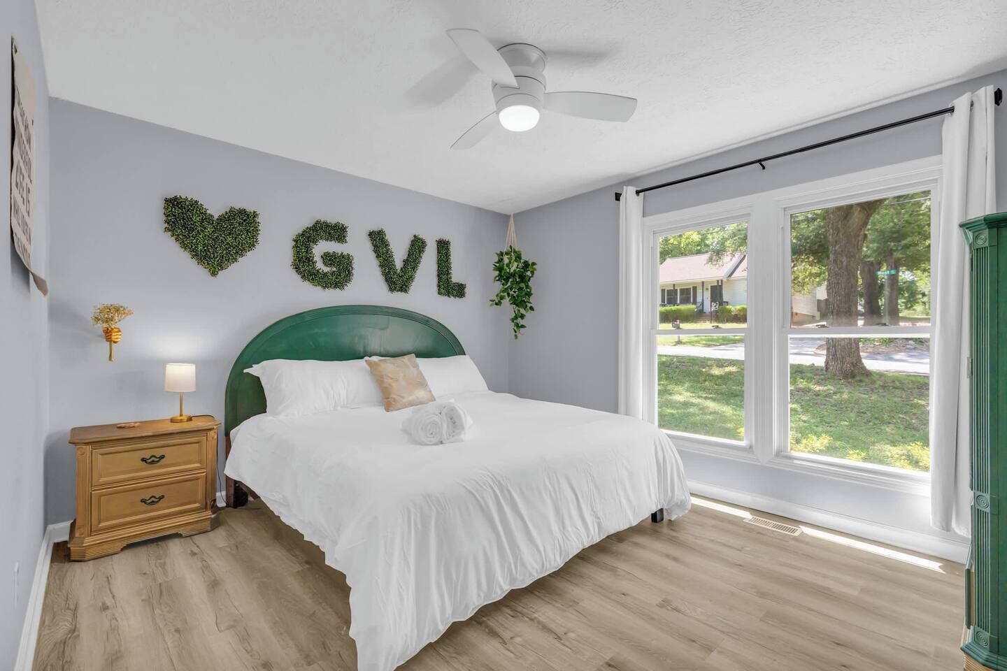 Escrivaninha, berço de viagem, Wi-Fi, roupa de cama