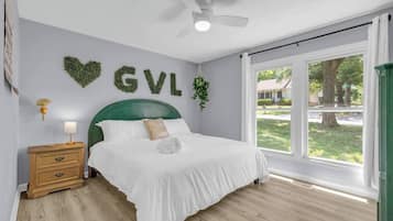 Escritorio, cuna de viaje, wifi y ropa de cama