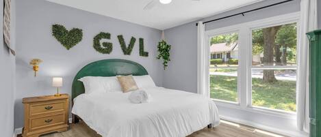 Desk, travel crib, WiFi, bed sheets