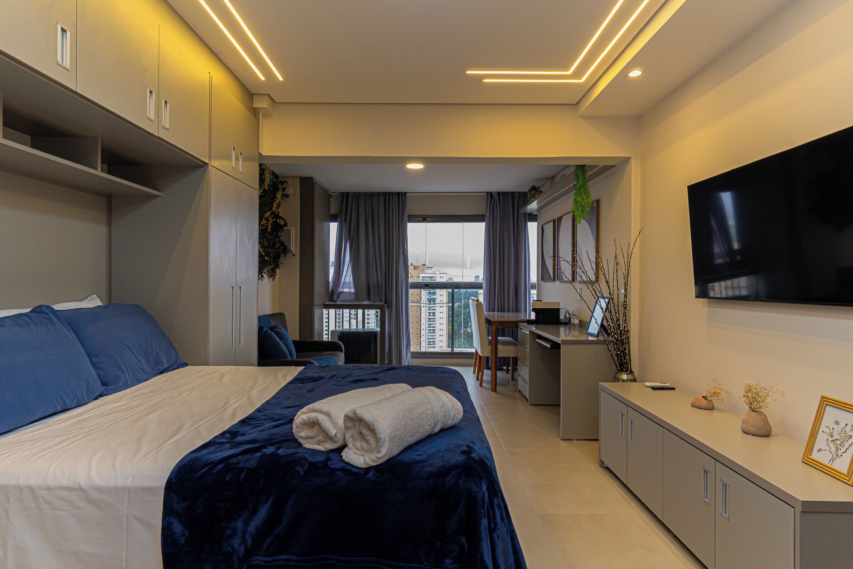 1 quarto, escrivaninha, ferros/tábuas de passar roupa, berço de viagem