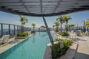 Inomhuspool och utomhuspool