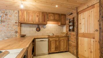 Kühlschrank, Ofen, Geschirrspüler, Wasserkocher mit Kaffee-/Teezubehör