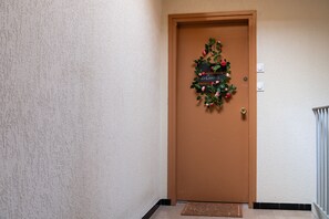 A brown door with a wreath and a sign that reads 'La Cancopie.'