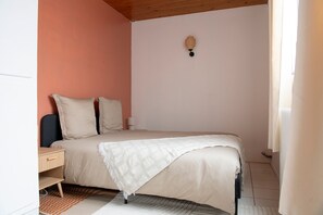 2 chambres, fer et planche à repasser, Wi-Fi gratuit, draps fournis