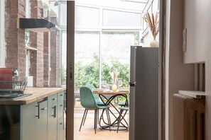 Réfrigérateur, four, lave-vaisselle, cafetière/bouilloire