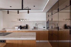 Kühlschrank, Mikrowelle, Ofen, Geschirrspüler