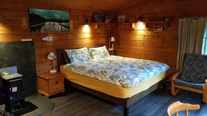 1 bedroom, bed sheets - Piilopirtti - a traditional Finnish log cabin (Ringwood)