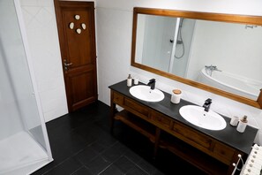 Chuveiro, secador de cabelo, toalhas de banho, sabonete