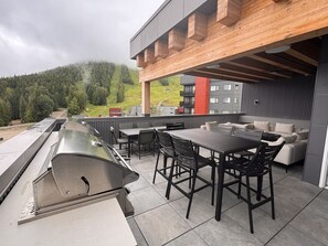 Outdoor dining - The Traverse at RED Mountain - Ski-In Ski-Out Suite for Long Stays, Rossland BC (Rossland)