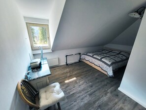 2 bedrooms, internet, bed sheets