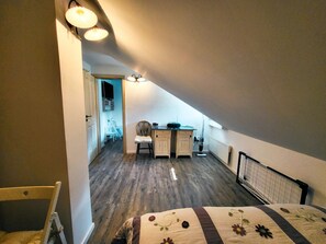 2 bedrooms, internet, bed sheets