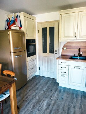 Kylskåp, ugn, spishäll och diskmaskin