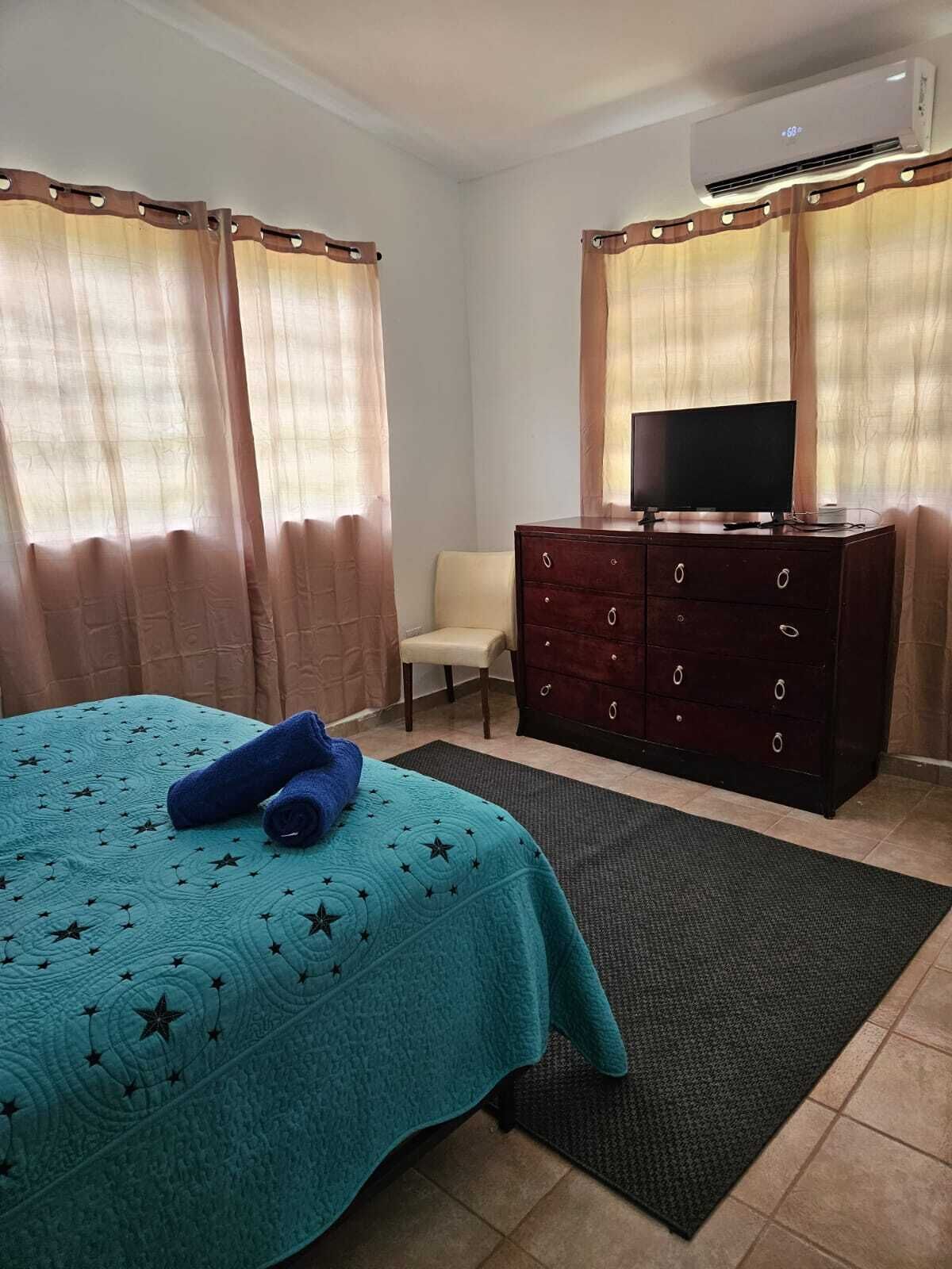 3 slaapkamers, een strijkplank/strijkijzer, wifi, beddengoed