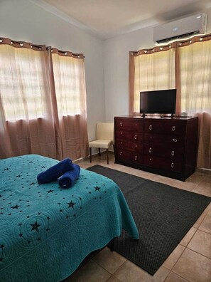 3 chambres, fer et planche à repasser, Wi-Fi, draps fournis