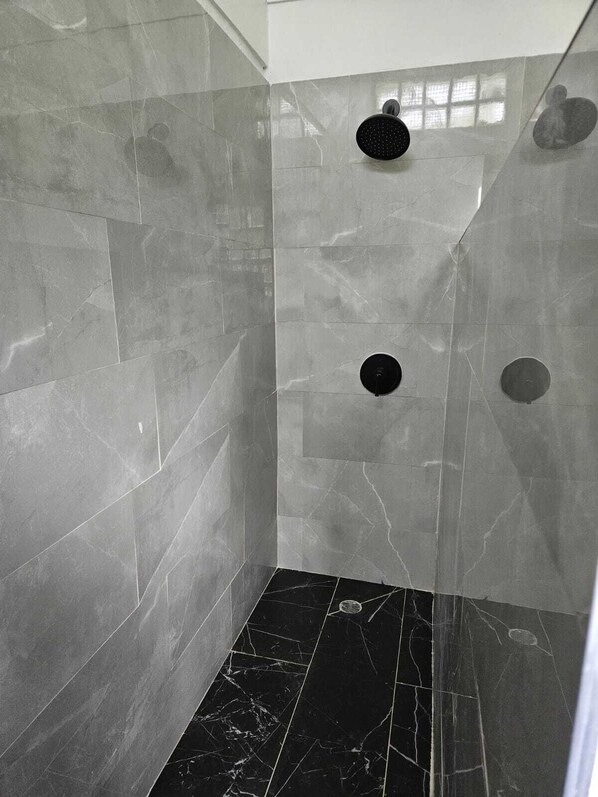 Haartrockner, Handtücher, Seife, Toilettenpapier