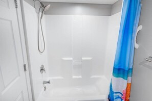 Douche, séchoir à cheveux, serviettes fournies, shampooing