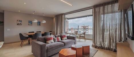 Una televisión, una oficina