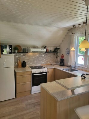 Een microgolfoven, een oven, een vaatwasser