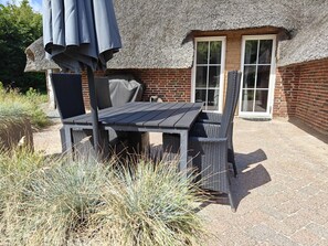 Outdoor dining - Welcome to our peaceful & charming vacation home (Ulfborg)