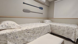 A room with two beds, a bench, a wall-mounted paddle, and an air conditioning unit. - Itah Residence - Condomínio Beira-Mar (Ipojuca)