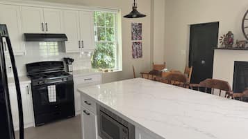 Réfrigérateur, micro-ondes, plaque de cuisson, cafetière/bouilloire