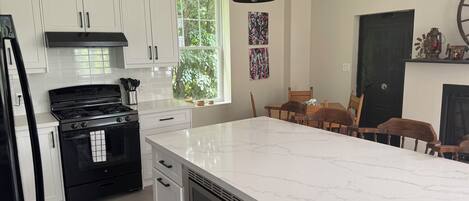 Réfrigérateur, micro-ondes, plaque de cuisson, cafetière/bouilloire