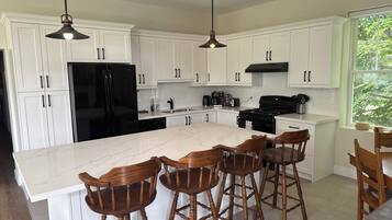 Réfrigérateur, micro-ondes, plaque de cuisson, cafetiÚre/bouilloire