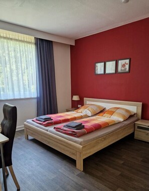 Classic Double Room, Park View | Free WiFi, bed sheets - Pension Haus Sonneck (Wildemann)