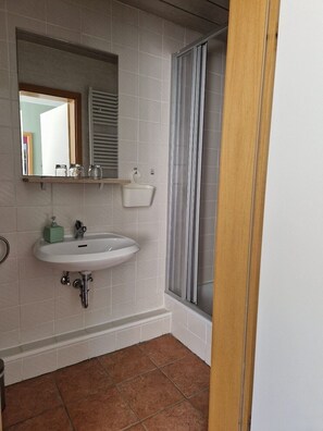 Comfort Suite, 1 Double Bed, Park View | Bathroom | Shower, hair dryer, towels, soap