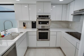 ثلاجة، ميكروويف، فرن، موقد طهي مسطح