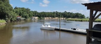 Karen’s Cove
Charming 2-bedroom house in terrific Darien with WiFi, AC