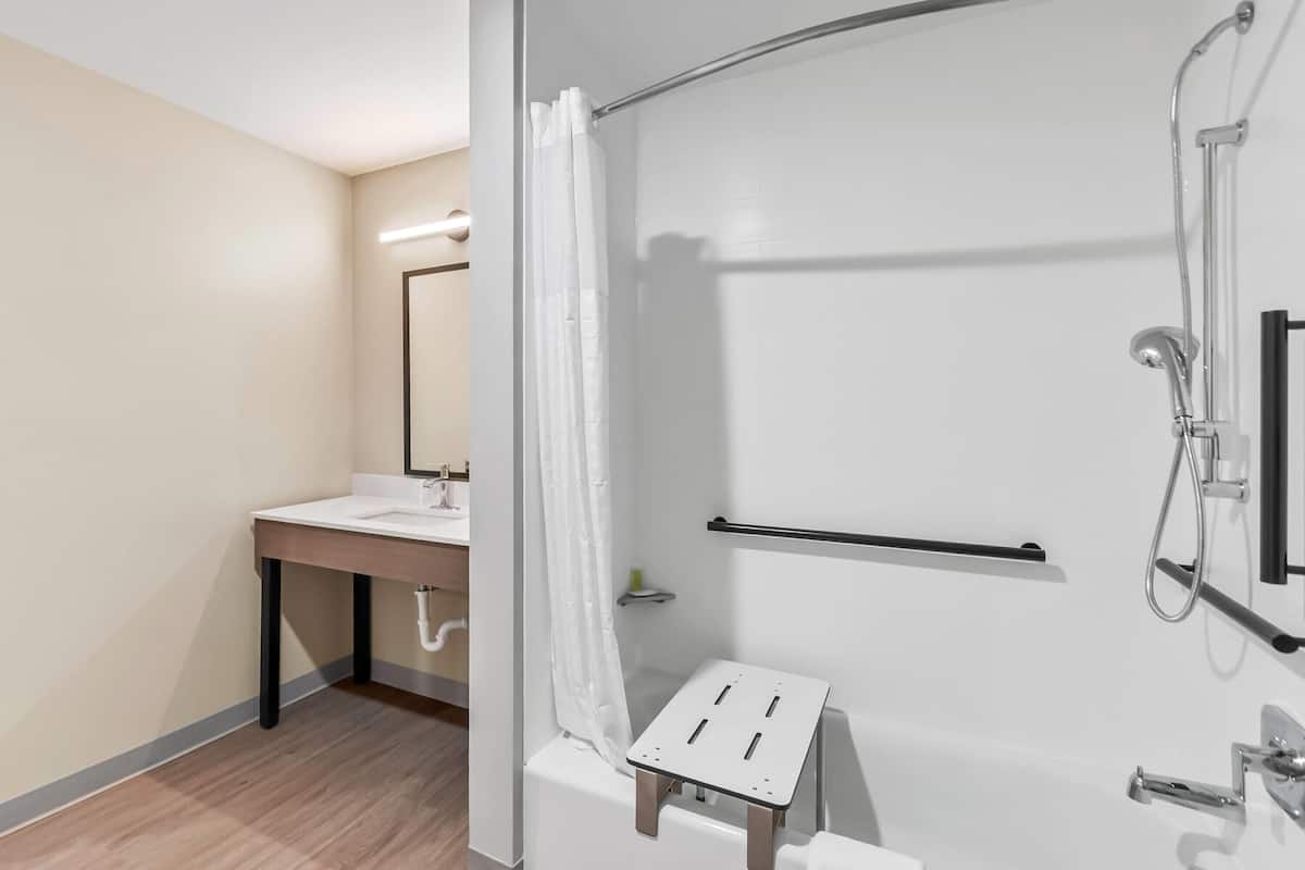 Habitació, 1 llit de matrimoni, no fumadors (Bathtub W/grab Bars) | Bany accessible