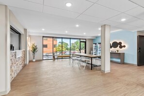 Lobby - Echo Suites Sterling (Sterling)