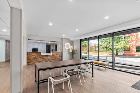 Lobby. Echo Suites Sterling