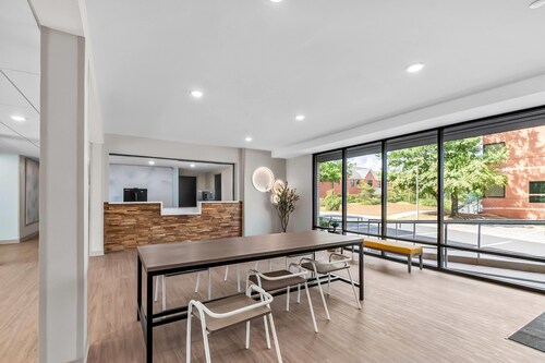 Echo Suites Sterling